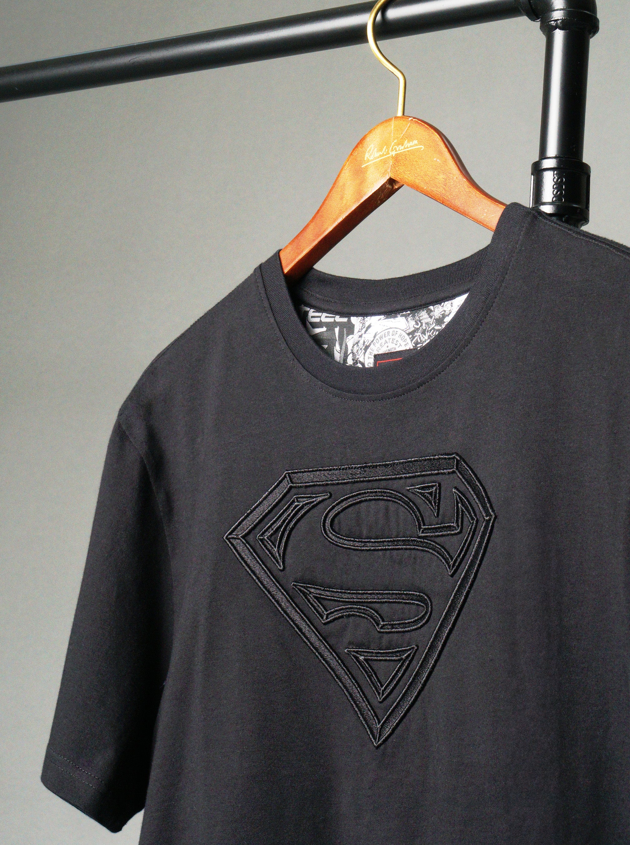 SUPERMAN™ x ROBERT GRAHAM SHIELD SHORT SLEEVE T-SHIRT