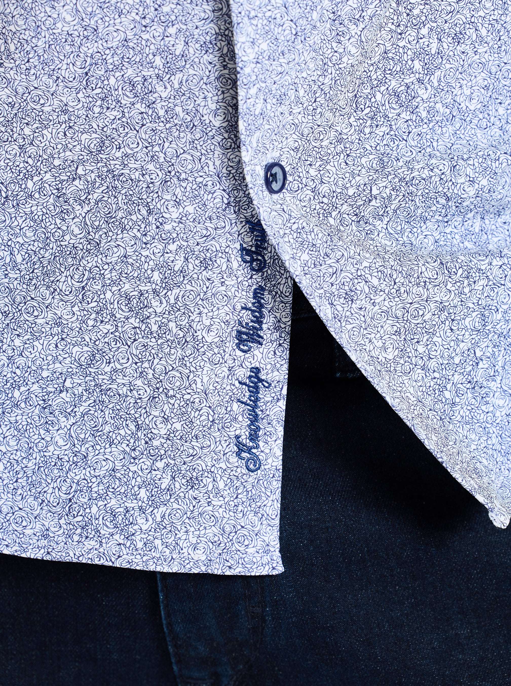 SCRAWL SHORT SLEEVE BUTTON DOWN SHIRT